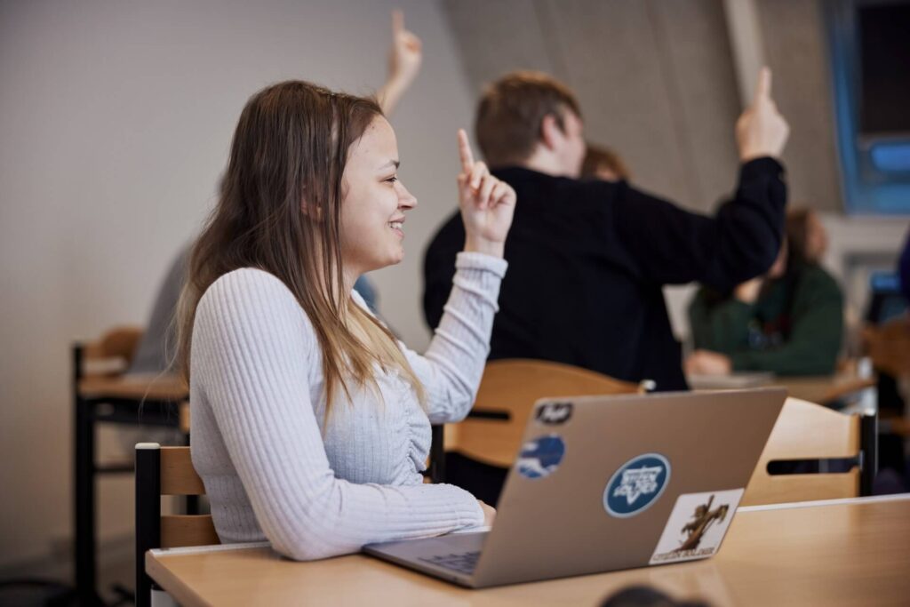 Glad elev rækker hånden op i undervisningen – trygge rammer og brug af IT på ordblindevenlig efterskole