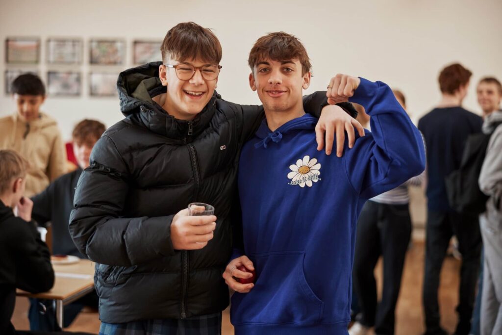 To smilende drenge holder om hinanden – stærkt fællesskab og nye venskaber på efterskole for ordblinde