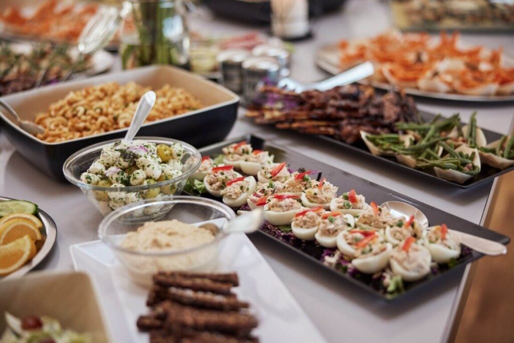 Flot anrettet dessert med chokolade og bær – fokus på madkunst og detaljer på gastronomi efterskole