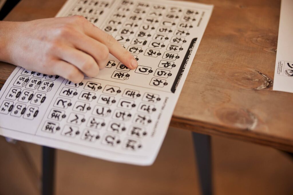 Elev øver japanske tegn og Hiragana – undervisning i japansk sprog og kultur