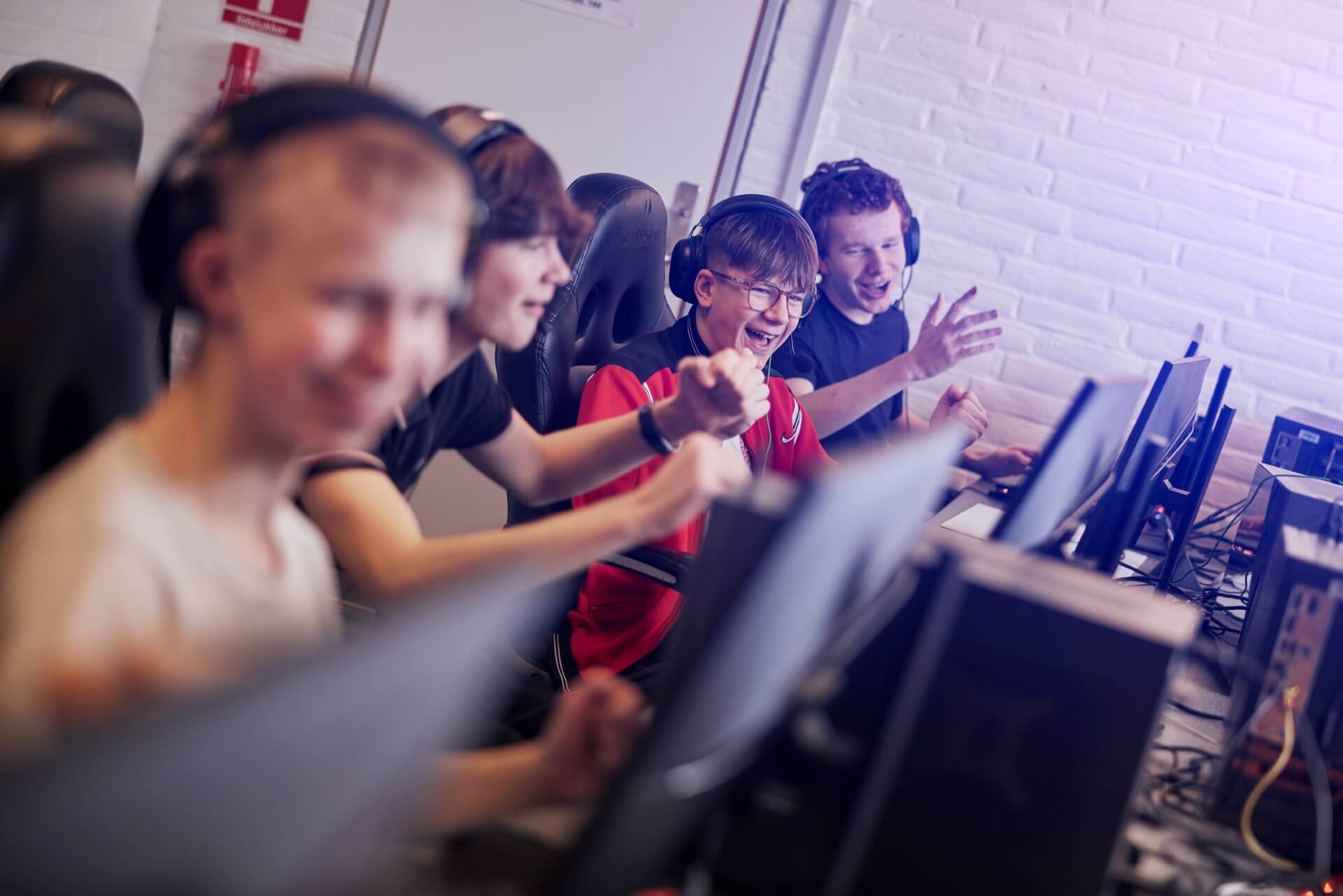 Begejstrede elever jubler under kamp – intens stemning, holdånd og efterskole gaming