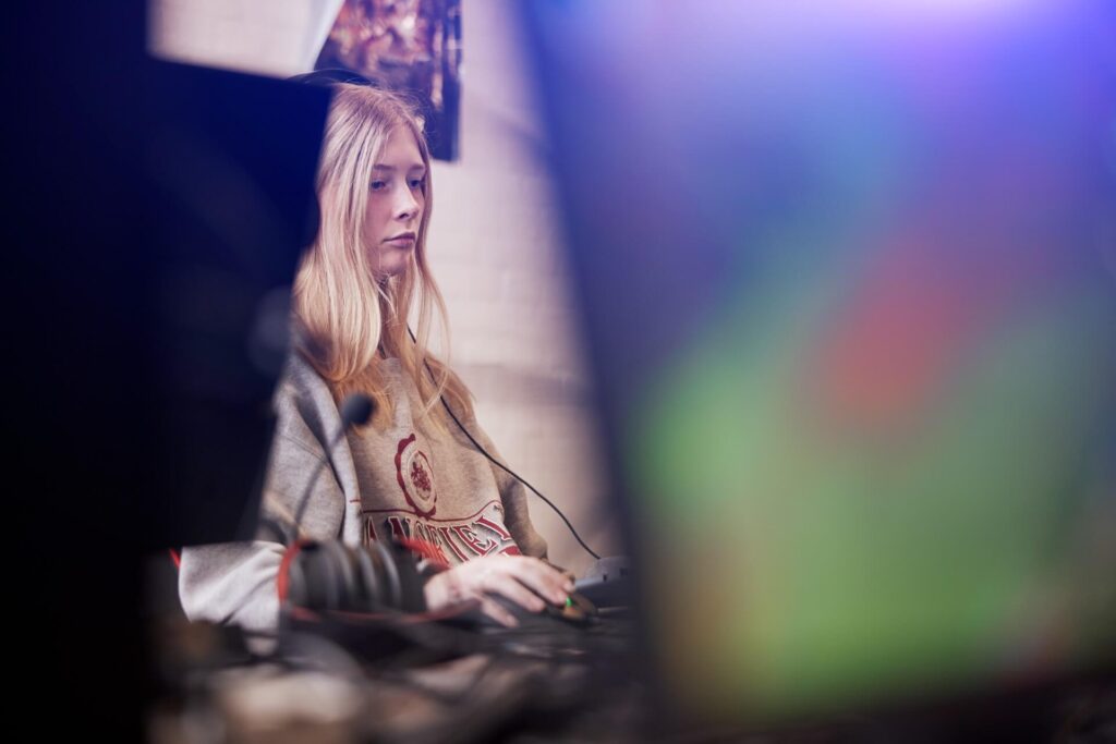 Fokuseret elev gamer med headset – seriøs træning og taktik på Counter Strike efterskole