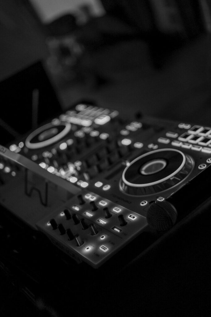 Elev arbejder med videoredigering og grafisk design på computer – professionelt udstyr på YouCreate medielinje