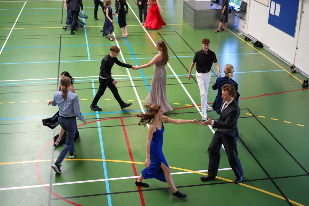 Elever danser Les Lanciers til Gallafest – dokumentation af efterskolelivets traditioner og fester
