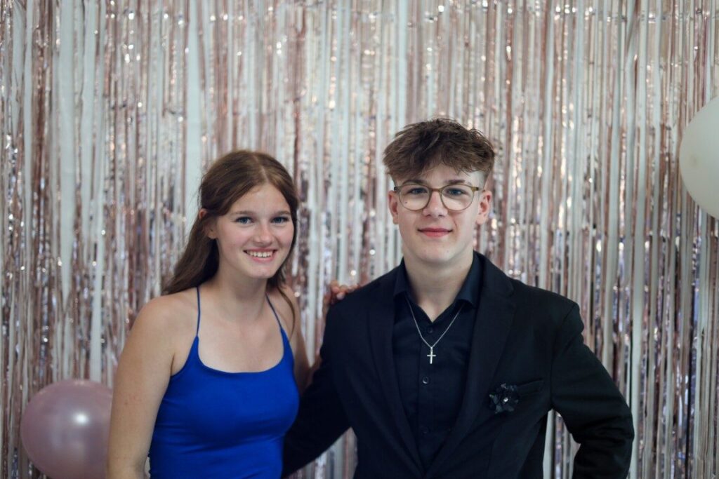 Glade elever til Gallafest – planlægning og dækning af skolens events og fester på sociale medier