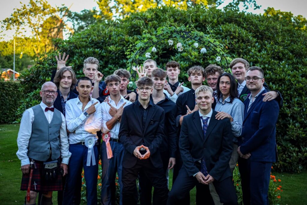 Elever i gallatøj samlet til fest – fællesskab og dækning af store begivenheder på efterskolen