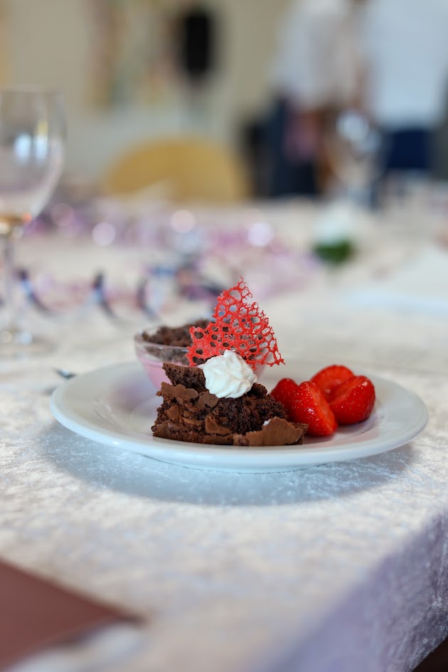 Flot anrettet dessert med chokolade og bær – fokus på madkunst og detaljer på gastronomi efterskole