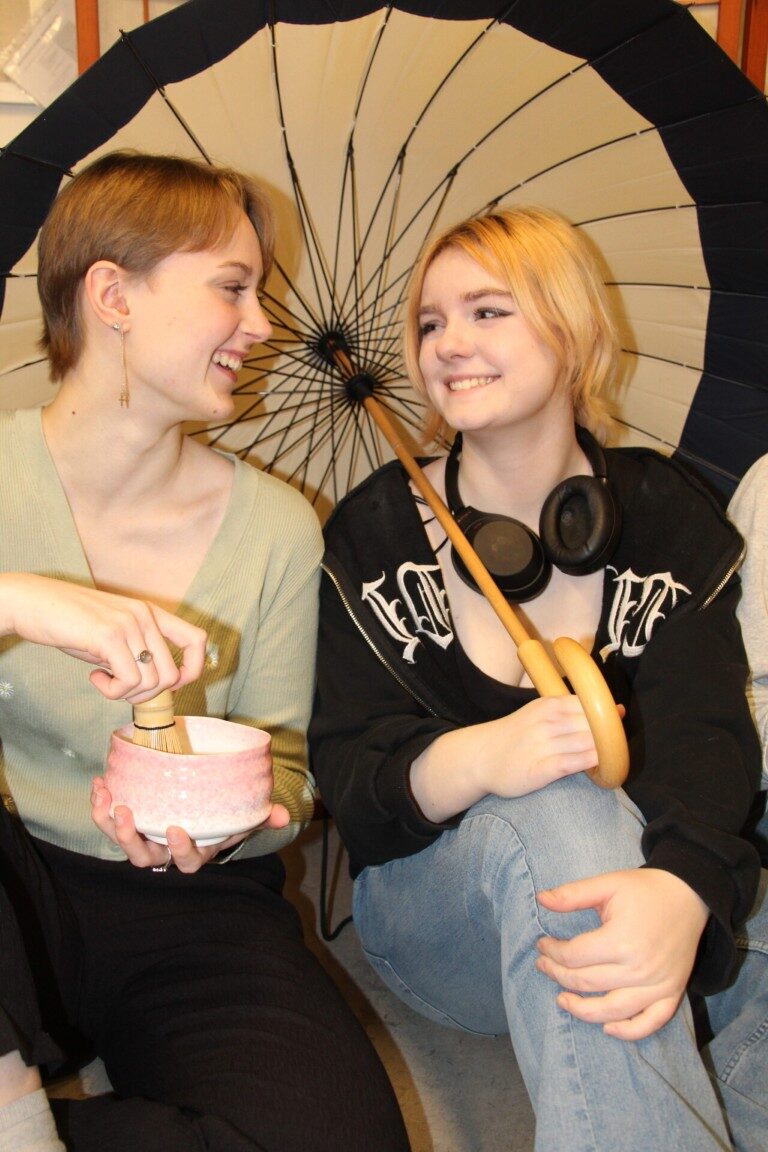 Elever med japansk parasol og matcha te-piskeris – japansk kultur og hyggeligt samvær