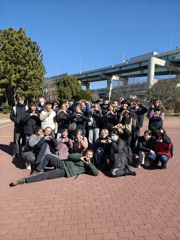 Glade elever laver hjerter med hænderne på studietur – stærkt fællesskab og sammenhold på rejsen