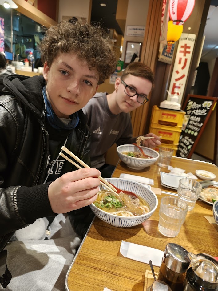 Elever spiser autentisk ramen på restaurant i Japan – madkultur og fælles oplevelser på skolerejsen