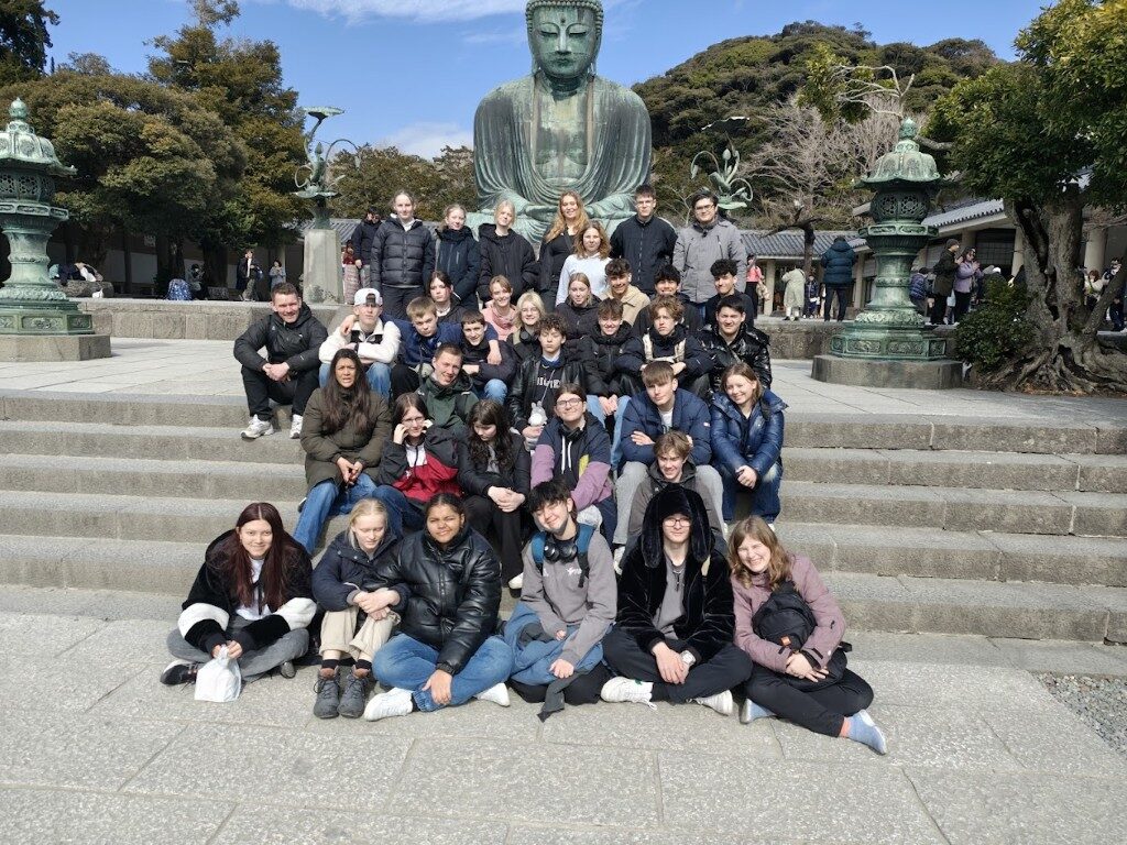 Hele holdet samlet foran kæmpe Buddha statue i Japan – unik skolerejse og store oplevelser