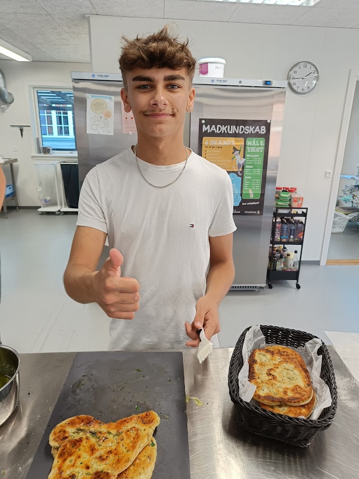 Glad elev giver tommelfinger op med friskbagt mad – succesoplevelser og godt humør på mad-efterskole