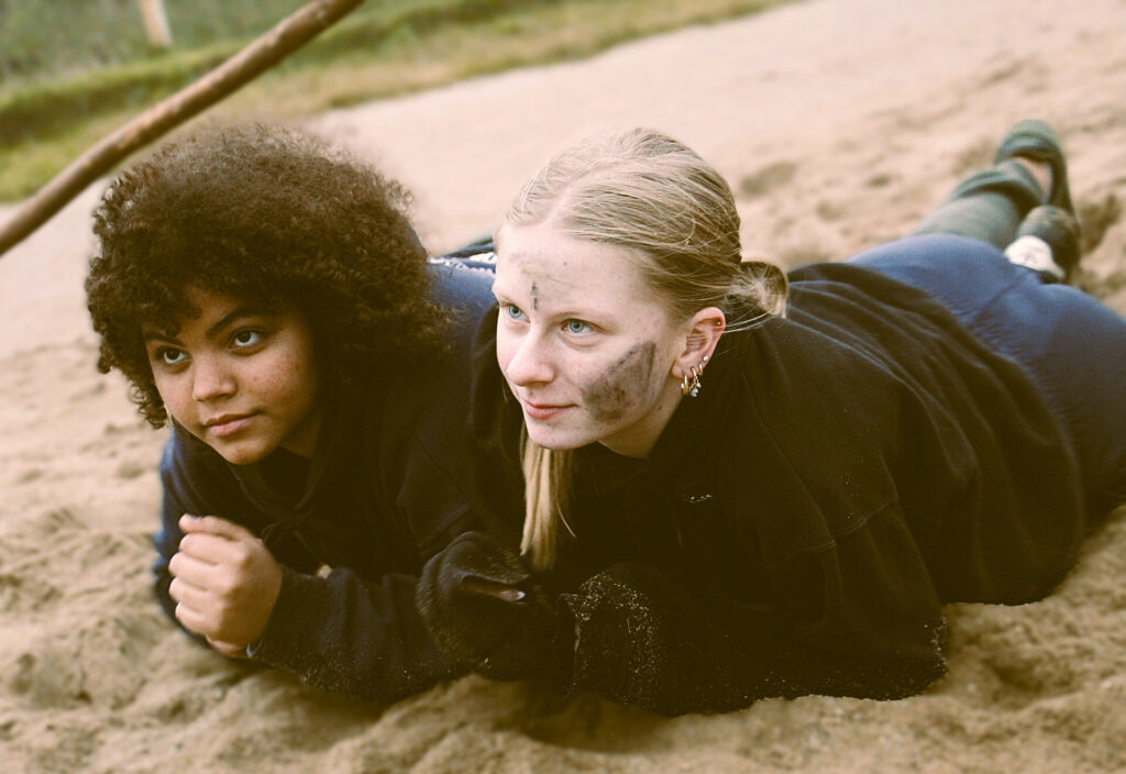 To elever på feltøvelse i naturen – samarbejde og mental styrke på Forsvarslinjen