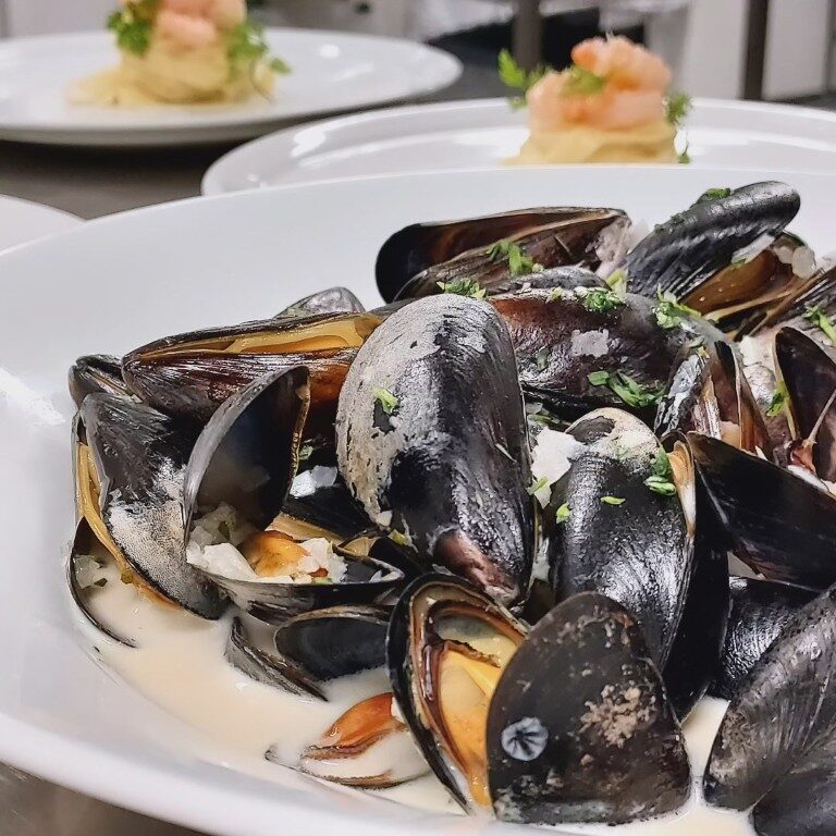 Lækker anretning med muslinger – fokus på gode råvarer og madkunst på mad-efterskole